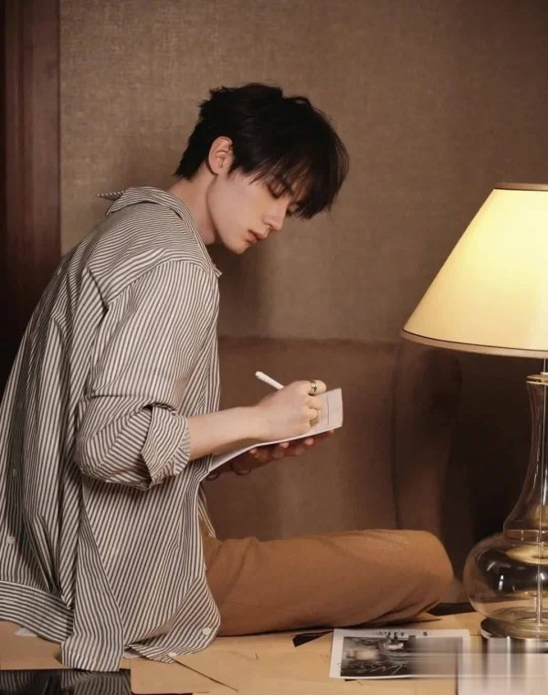 金盛网 格纹风衣下清冷周翊然瘦削亮相，引全网热议